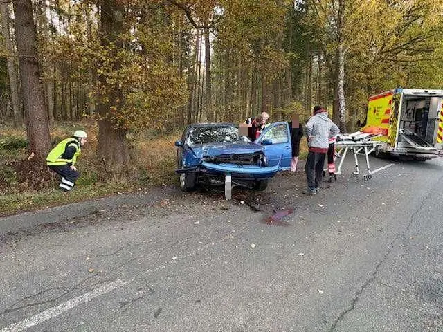 Das schwer beschädigte Unfallfahrzeug  | Foto: Polizei