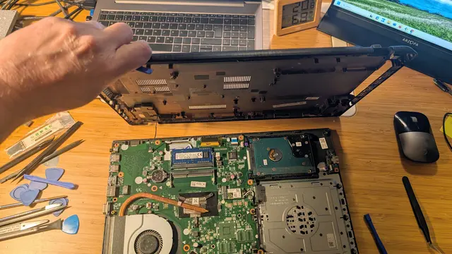 Um an das Motherboard heranzukommen, musste das Notebook behutsam geöffnet werden. Selbst für ältere Modelle gibt es dazu Anleitungen | Foto: jd