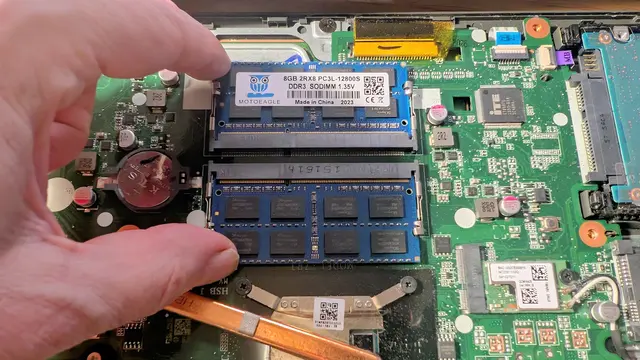 Der Arbeitsspeicher wurde erfolgreich erweitert - hier durch zwei Speicherriegel mit jeweils 8 Gigabyte Kapazität. Das ist für die im Artikel vorgestellt Linux-Distribitionen völlig ausreichend | Foto: jd