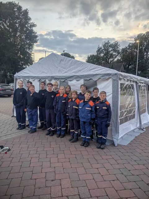 Stolz präsentieren die Kinder und Jugendlichen auch ein grosses Zelt, welches als Kochbereich aber auch als Aufenthaltszelt genutzt werden kann | Foto: Jugendfeuerwehr Helmste
