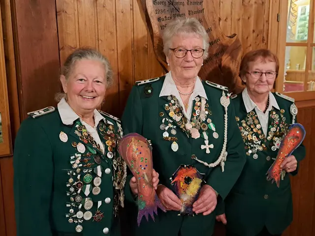 Vogelkönigin Ursel Heins (Mi.) mit ihren Adjutantinnen Marie Tièche (li.) und Hiltrud Röhrs | Foto: Nadja Neubauer
