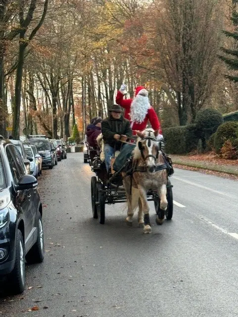 Der Weihnachtsmann fährt auf dem Weihnachtsmarkt in Groß Sterneberg vor | Foto: Stephan Schnigge
