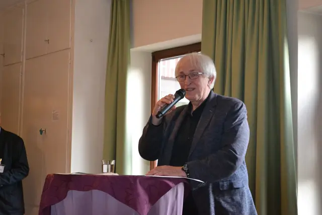 Handelohs ehemaliger Bürgermeister Heinrich Richter hatte Karl Foerster vor zehn Jahren gebeten, die Regie über die Flüchtlingshilfe zu übernehmen | Foto: bim