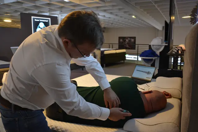 Physiotherapeut Oliver Brinkmann vermisst die Wirbelsäule von Harald Vollmann  | Foto: sc