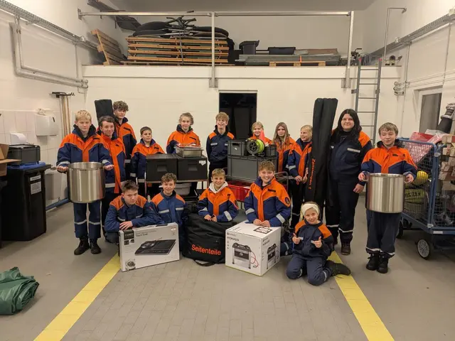 Für alle Eventualitäten gerüstet, die Jugendfeuerwehr präsentiert ihre umfangreiche Ausstattung der Lagerküche | Foto: Jugendfeuerwehr Helmste