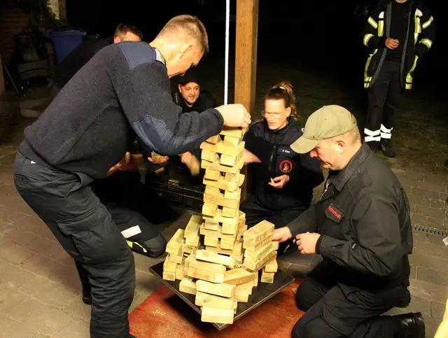 Holzklötze mussten auf einem Balance Brett gestapelt werden | Foto: Burkhard Giese