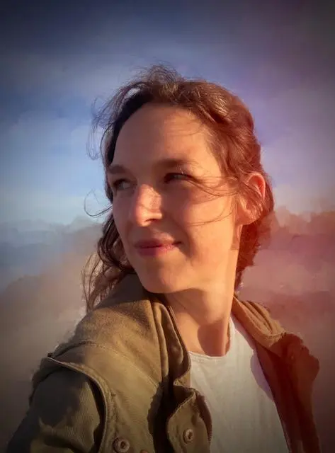 Autorin Kari Erlhoff liest im Klecker Wald aus der beliebten Jugendbuchreihe „Die drei ???“ | Foto: Kari Erlhoff