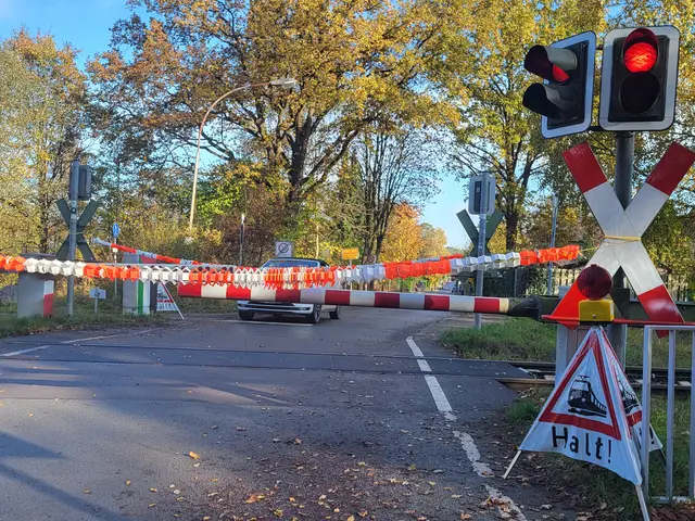 Ständig sind die Schranken am Bahnübergang Suerhop zu - oft stundenlang. Bei den aktuellen Arbeiten wurde vorsorglich sogar händisch der Bahnübergang gesichert | Foto: sh