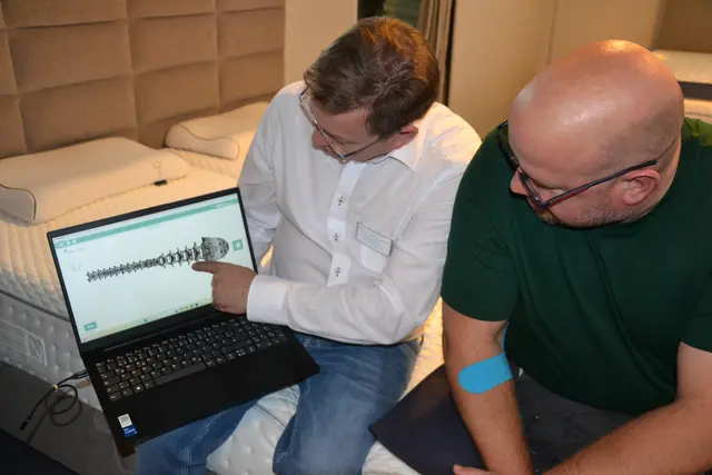 Die Wirbelsäule muss gerade auf dem Bett liegen  | Foto: sc