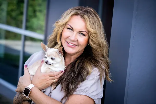 Katarzyna Jantz ist Hörakustik-Meisterin. Ihre alte Chihuahua-Dame Morella begleitet sie auch stets bei der Arbeit