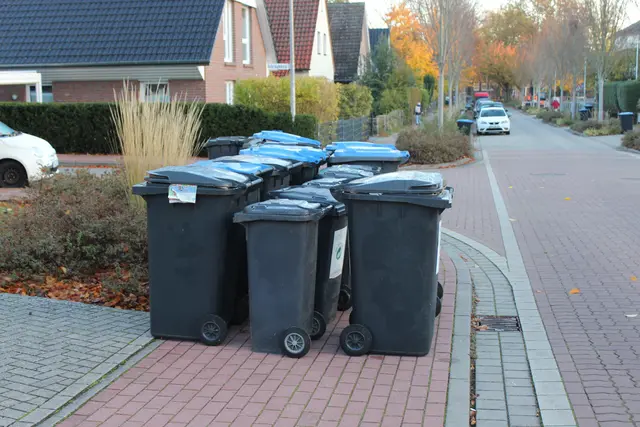 Die Mülltonnen – hier für Altpapier – blockieren den gesamten Fußweg | Foto: sb