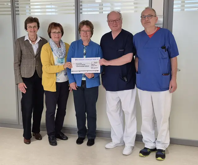 Bei der Spendenübergabe (v. li.): Angelika Meyer (Schatzmeisterin DRK Egestorf), Monika Grote (Freundeskreis der Palliativstation), Astrid Sitarz (Schriftführerin DRK Egestorf), Oberarzt Volker Heidrich und Pfleger Gerhard Lüders (Palliativstation) | Foto: Frank Schüler