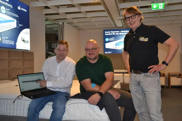 Physiotherapeut Oliver Brinkmann (li.) und Manfred Ahrens vom A&amp;S Wasserbetten Zentrum (re.) mit dem Kunden Harald Vollmann  | Foto: sc