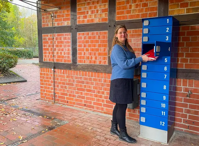 Büchereileitung Sarah Vogler präsentiert die neue Abholstation vor der Bücherei  | Foto: Gemeinde Seevetal