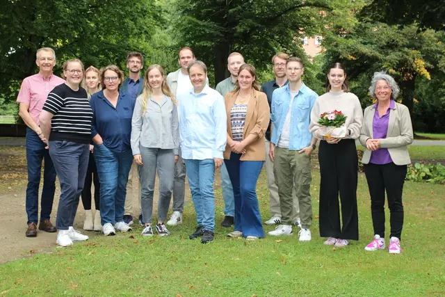 Gleichstellungsbeauftragte Andrea Schrag (re.) und die Mitglieder des Netzwerkes gegen häusliche Gewalt im Landkreis Harburg, freuen sich über den Bundesfreiwilligendienst von Emma Pohlmann (2. v. re.) | Foto: Landkreis_Harburg 