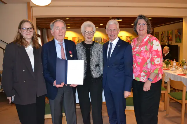 Karl Foerster (2. v. li.) wurde von Landrat Rainer Rempe mit der  Niedersächsischen Verdienstmedaille ausgezeichnet im Beisein von Enkelin Toni Staeglich (v. li.), Ehefrau Dörte und Tochter Tina Foerster | Foto: bim