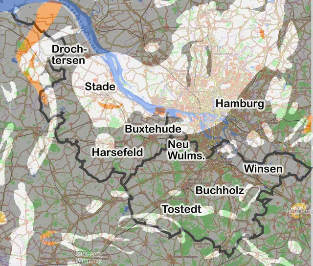 Die Karte zeigt die Bereiche in den Landkreisen Stade und Harburg, die noch hinsichtlich der Eignung für ein Endlager untersucht werden müssen (in grauer Farbe). Die weißen Flächen wurden bereits 2020 ausgeschlossen. 2024 kamen die Flächen in Orange hinzu  | Foto: BGE/OpenTopoMap/jd