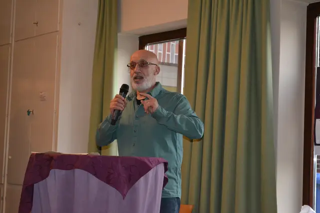 Najef Aljaafar ist einer der beiden Geflüchteten, die sich bei Karl Foerster und der Flüchtlingshilfe für deren Engagement bedankten | Foto: bim