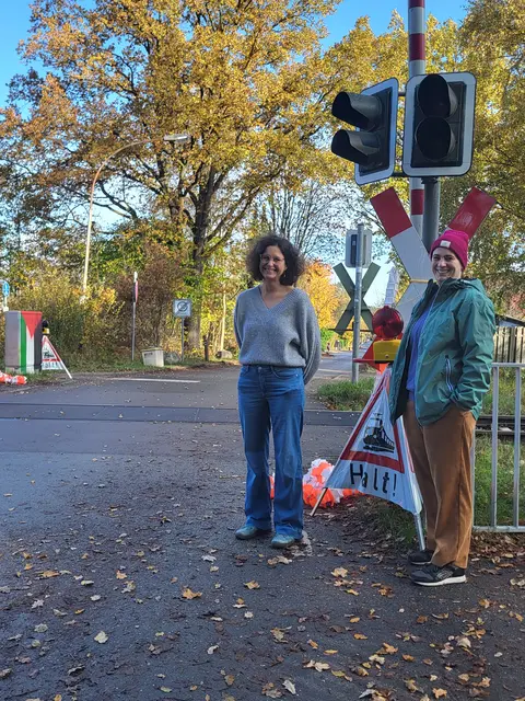 Lena Hüser (li.) und Astrid Westrup kommen beide aus Suerhop und verzweifeln schier an den oft geschlossenen Schranken | Foto: sh