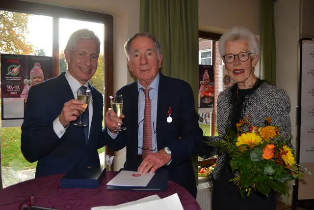 Der geehrte Karl Foerster mit Landrat Rainer REmpe und seiner Frau Dörte | Foto: bim
