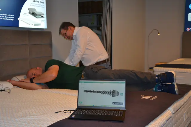 Physiotherapeut Oliver Brinkmann vermisst die Wirbelsäule von Harald Vollmann  | Foto: sc