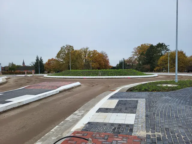 Die Gehwege sind bereits fast vollständig fertig. Hier der Blick aus der Todtglüsinger Straße auf den Kreisverkehr | Foto: sh