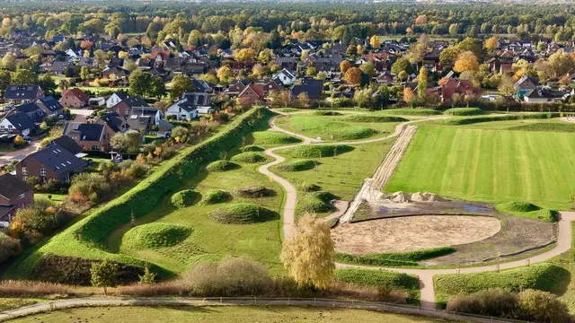 Auf der freien Fläche entsteht in enger Zusammenarbeit mit der Jugend das neue Jugendzentrum im Park | Foto: Dr. Verena Corsini