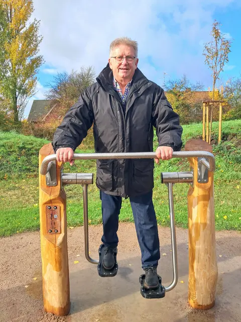 Bürgermeister Rolf Semrok testet ein Gerät | Foto: Anika Werner