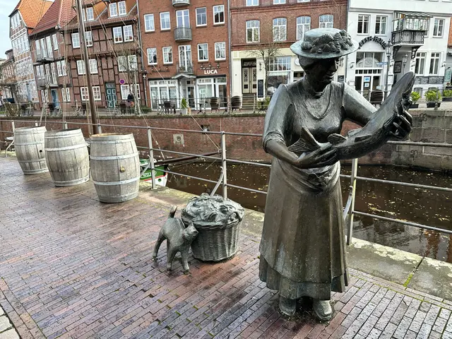 Die Statue von "Mutter Flint" am Stader Hansehafen. Für die Smartphone-Tour wird das Stader Original virtuell zum Leben erweckt  | Foto: Malte Neumann