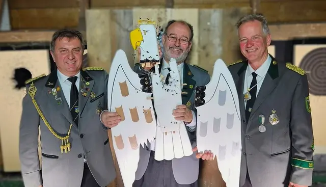 Die Abräumer des Königs-der-Könige-Vogels (v.li.) Peter Mrugalla, König der Könige Bernd Bode, Helmut Dohrmann | Foto: SV Hittfeld