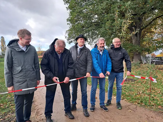 Stellvertr. Landrat Moritz Meister, Bürgermeister Rolf Semrok, Bauträger Franz Darger, TSV-Vorsitzender Horst Karjoth und Planer Alexander Schrader bei der Eröffnung des Bürger- und Sportparks | Foto: Anika Werner