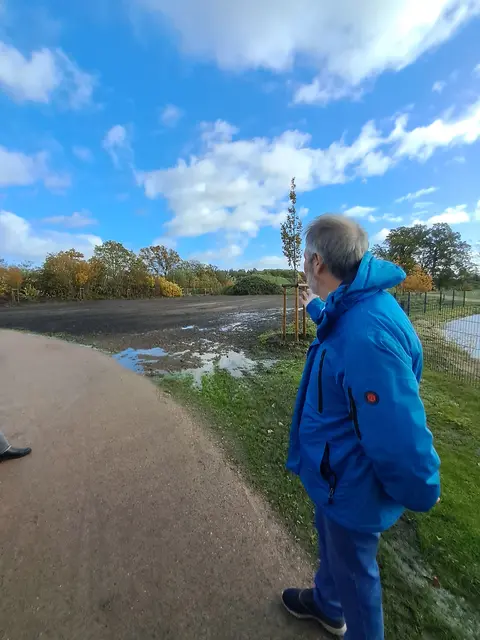 Horst Karjoth zeigt den Bogenplatz, auf dem bis zu 90 Meter weit geschossen werden kann | Foto: Anika Werner