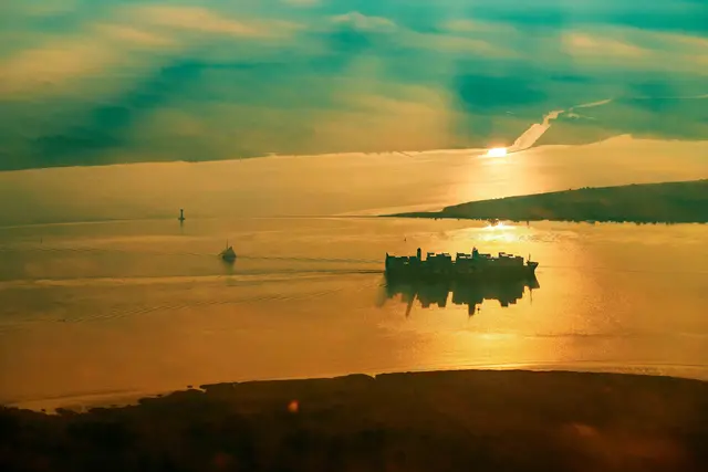 Eines der Motive des Lions-Kalender 2026: Sonnenaufgang an der Elbe | Foto: Martin Elsen