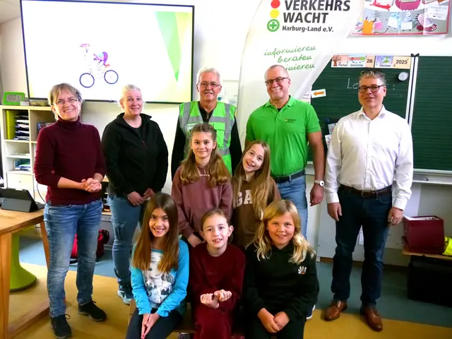 Schulleiterin Eva Tautorat, Klassenlehrerin Frau König, Moderator Ottmar Frey, Moderator Ingo Körner, Verkehrswacht-Geschäftsführer Marcus Neumann mit ein paar Schülern bei Ihrer ersten Verkehrsunterrichtsstunde  | Foto: Horst Möhlmann