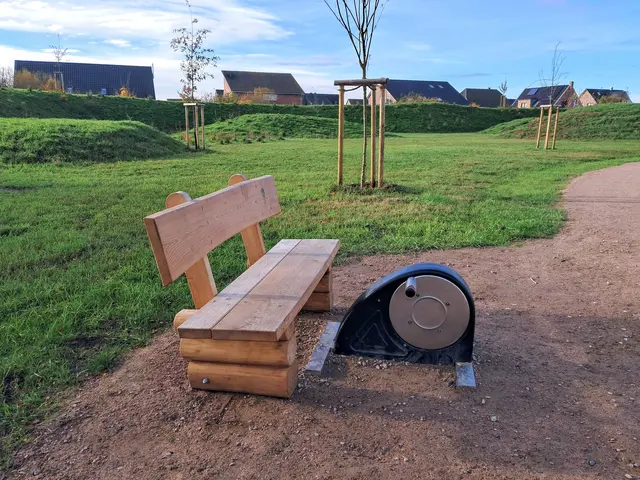 Sechs Fitnessgeräte stehen verteilt im Park | Foto: Anika Werner