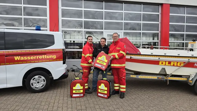 Die Übergabe der Einsatzrucksäcke durch André Hinke (Mitte) an die DLRG Ortsgruppe Stade e.V. | Foto: DLRG