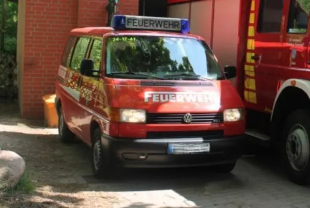Nach vielen Jahren Arbeitseinsatz jetzt abgängig: Das alte Mannschaftstransportfahrzeug der Lüllauer Feuerwehr | Foto: pöp