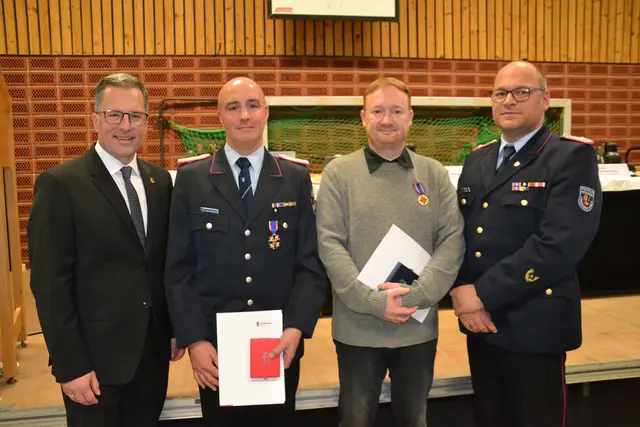 Landrat Kai Seefried, Feuerwehrmann Ricard Globuschütz,  DRK-Notfallsanitäter Stephan Reitz und Kreisbrandmeister Henning Klensang (v.li.)  | Foto: sc