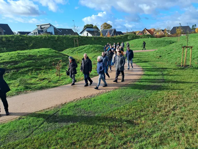 Viele Besucher begleiteten den ersten offiziellen Rundgang durch den Sportpark | Foto: Anika Werner