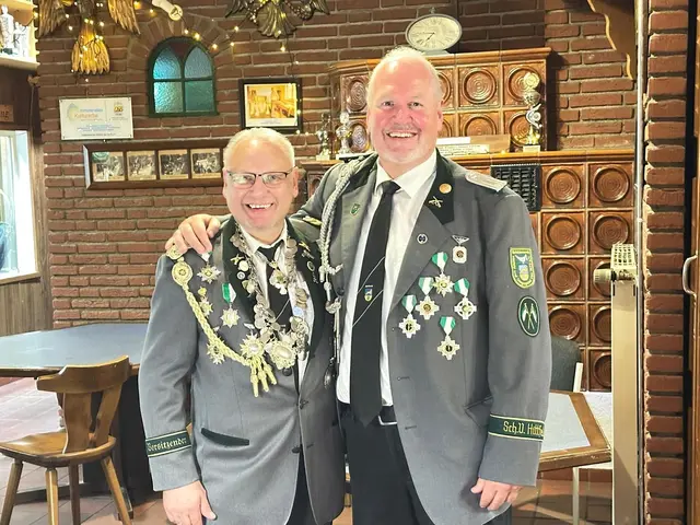 Der neue Vizekönig Ralf Ostermann (li.) mit seinem Adjutanten Ralf Ostermann | Foto: SV Hittfeld
