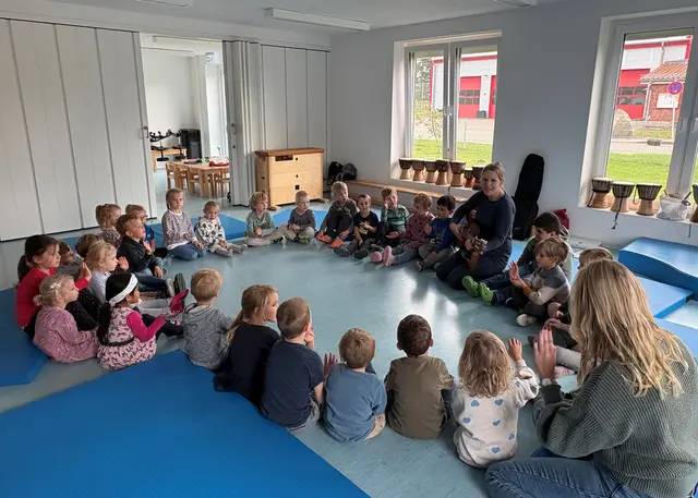 Mit Freude dabei: Die Kinder der DRK-Kita Fliegenberg musizieren begeistert mit der Musikpädagogin der Musikschule Winsen. | Foto: DRK-Kita Fliegenberg
