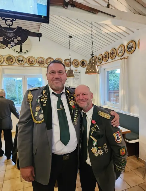 Freude über die Titelverteidigung: Vogelbestmann Detlef Salvers (li.) und Schützenpräsident Holger Schenzel | Foto: Lisa Senkpiel