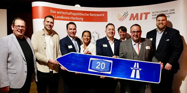Machen sich stark für die A20 (v.li.): André Weseloh (MIT-Stade), Jonas Lehmann (Standortleiter Amazon Winsen (Luhe), André Bock (CDU-Landtagsabgeordneter), Ana Christina Bröcking (Kreisrätin LK Harburg), André Schrader (MIT Kreisvorsitzender LK Harburg), Dr. Alexander Stark (Leiter Wirtschaftsförderung im LK Harburg), Jan Bauer (CDU-Landtagsabgeordneter), Jannik Stuhr (Bürgermeisterkandidat in Stelle) | Foto: Sabrina Klapper (SocialArt)