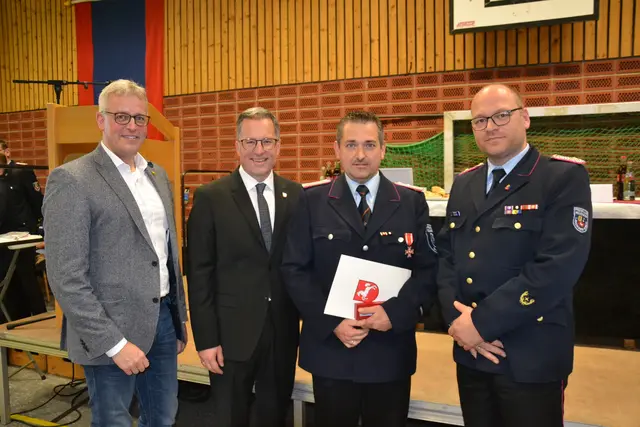  Samtgemeinde-Bürgermeister von Horneburg, Knut Willenbockel, Landrates Kai Seefried, Feuerwehrmann Nils Trucewitz und Kreisbrandmeister Henning Klensang  | Foto: sc