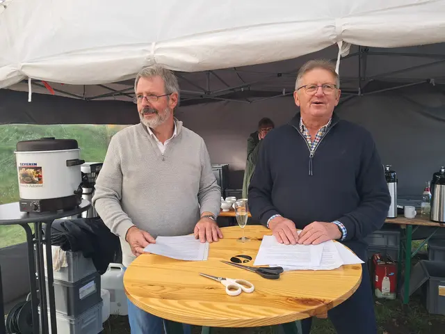 Horst Karjoth (li.) und Rolf Semrok bei ihrer Eröffnungsrede | Foto: Anika Werner
