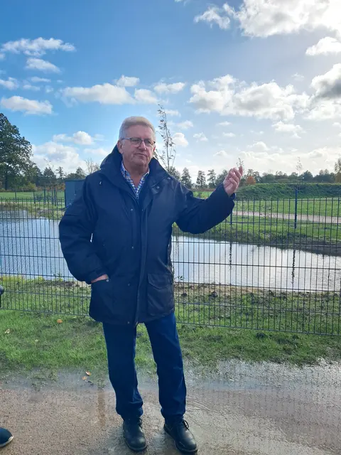 Die beiden Teiche, in die das Regen- und Grauwasser des Vereinsheims zur Beregnung eingespeist werden, ist das Herzensprojekt von Bürgermeister Rolf Semrok | Foto: Anika Werner