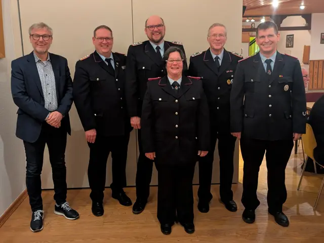Versammlung bei der Feuerwehr Quarrendorf: Olaf Muus (v. li.), Arne Behrens, Björn Bostelmann, Tina Matthies, Werner Maack und Martin Heuer | Foto: Florian Baden