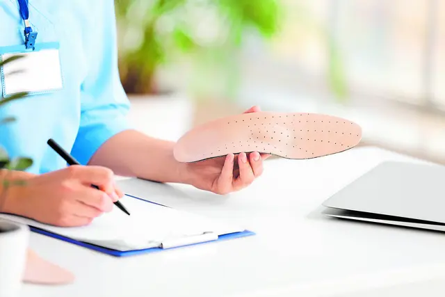 Die Gesundheitsbranche bietet auch Handwerksberufe, z.B. Schuh-Orthopädietechnik | Foto: AdobeStock / Pixel-Shot