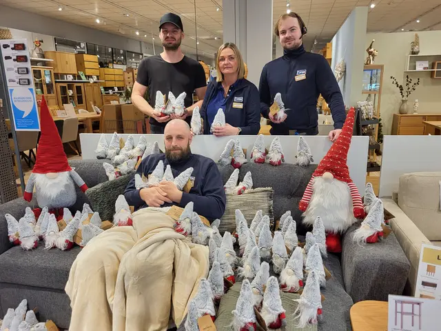 Die Tostedter Jysk-Mitarbeiter inmitten ihrer Spenden-Wichtel. Vorn (unverkäuflich trotz Bart) Filialleiter Sebastian Schmidt, hinten Tobias Kiel (v. li.), Susanne Schröter-Lühmann und Leonardo Buhr | Foto: sh