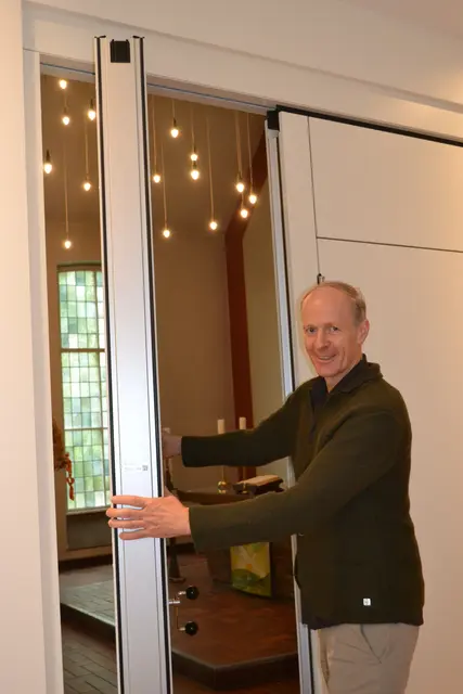 Die Wand im Gemeindesaal lässt sich zum Kirchenraum hin öffnen | Foto: bim
